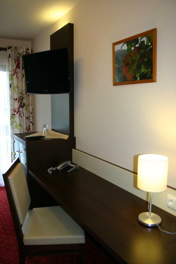 אוברקירש Landhotel Salmen מראה חיצוני תמונה